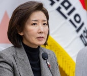 나경원 천정궁 방문 여부 질문에 침묵 일관...통일교 특검 수용하라 역공세 나서 < 사회 < 기사본문 - 원픽뉴스 나경원 천정궁 방문 여부 질문에... 
