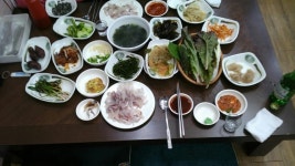 흔한 동네 시장 횟집 만원 상 차림 - 뽐뿌:자유게시판 흔한 동네 시장 횟집 만원 상 차림