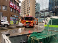 지금 강남역 기업은행앞 맨홀로 빠졌다고 구조중 - 뽐뿌:자유게시판 지금 강남역 기업은행앞 맨홀로 빠졌다고 구조중