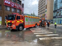 지금 강남역 기업은행앞 맨홀로 빠졌다고 구조중 - 뽐뿌:자유게시판 지금 강남역 기업은행앞 맨홀로 빠졌다고 구조중