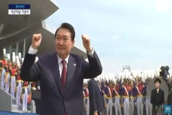 대통령에게 달려가는 국군 장병들 - 뽐뿌:정치자유게시판 대통령에게 달려가는 국군 장병들