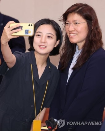 사진찍는 정의당 류호정 의원과 장미란 차관 - 뽐뿌:정치자유게시판 사진찍는 정의당 류호정 의원과 장미란 차관