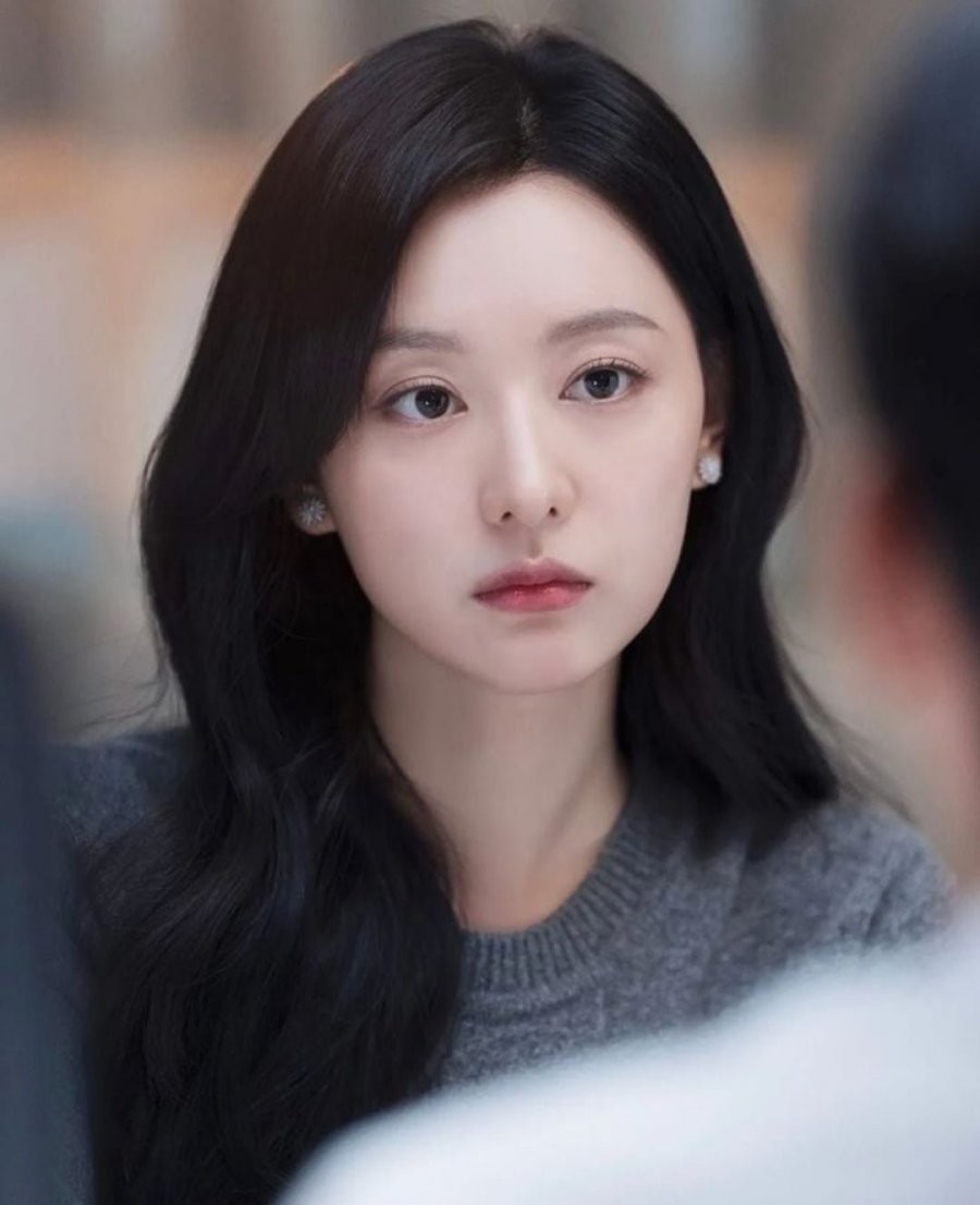 김지원, 여자 스타 배우 스타랭킹 2위 기록 및 공식 팬카페 오픈 소식에 활발한 활동 지속 중