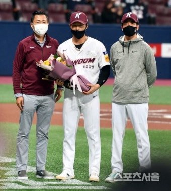 20-20클럽 기념 시상 김하성, 김치현 단장과 김창현 단장과 함께[포 - 뽐뿌:스포츠뉴스 20-20클럽 기념 시상 김하성, 김치현 단장과 김창현...