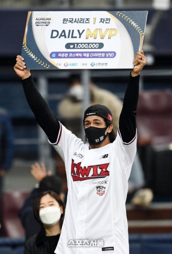 [포토]KT 쿠에바스, 7.2이닝 1실점 호투로 KS 1차전 MVP - 뽐뿌:스포츠뉴스 [포토]KT 쿠에바스, 7.2이닝 1실점 호투로 KS 1차전 MVP