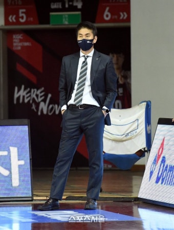 [포토]KGC 김상식 감독, 뒤집지를 못 하네... - 뽐뿌:스포츠뉴스 [포토]KGC 김상식 감독, 뒤집지를 못 하네...
