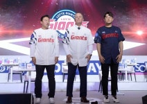 [SW포토]롯데 서튼 감독과 선수들 - 뽐뿌:야구포럼 [SW포토]롯데 서튼 감독과 선수들