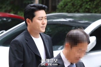[포토] '운전자 바꿔치기' 이루, 굳은 표정으로 첫 공판 출석 - 뽐뿌:방송/연예뉴스 [포토] '운전자 바꿔치기' 이루, 굳은 표정으로 첫 공판 출석