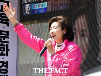 [TF포토] 지지 호소하는 동작을 나경원 후보 - 뽐뿌:정치/경제뉴스 [TF포토] 지지 호소하는 동작을 나경원 후보