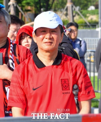 광화문에서 거리응원하는 정몽규 대한축구협회장 [TF사진관] - 뽐뿌:사회/문화뉴스  광화문에서 거리응원하는 정몽규 대한축구협회장 [TF사진관]