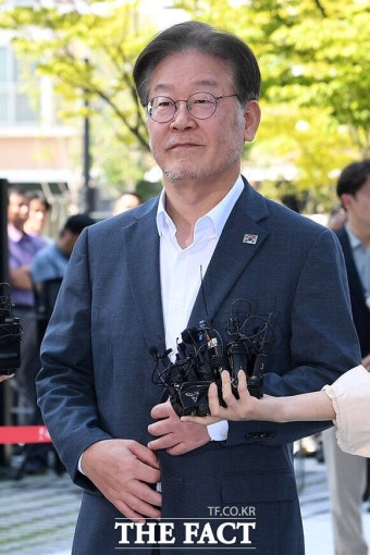 '수원지검 2차 출석' 포토라인 선 이재명 [포토] - 뽐뿌:정치/경제뉴스  '수원지검 2차 출석' 포토라인 선 이재명 [포토]