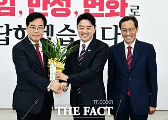 이재명 대통령 축하난 받는 송언석 국민의힘 원내대표 [TF사진관] - 뽐뿌:정치/경제뉴스  이재명 대통령 축하난 받는 송언석 국민의힘 원내대표...