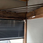 つっぱり式ブラインド/コーナーラック/鴨居/ブラインド　マットブラック/漆喰壁DIY...などのインテリア実例 - 2022-07-18 14:58:53... 