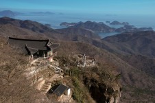 [산사와 명풍경 | 남해 금산 보리암] 금산 보리암의 감로수는 철철... 남해 금산 보리암] 금산 보리암의 감로수는 철철 넘치고 남해바다... 