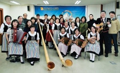 [화제 | 국내 最古 요들클럽] “저희가 먼저 다가가서 요들을 알리려 해요” < 마운틴뉴스 < 산사람&산뉴스 < 기사본문 - 월간산 [화제 | 국내 最古... 