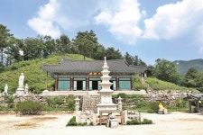 [산사와 명풍경 | 포천 백운산 흥룡사] 백운계곡 청류 반은 구름이요... 백운계곡 청류 반은 구름이요 천둥이고 한북정맥 산줄기는 하늘에... 