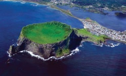 [제주도 오름 & 곶자왈 특집|명소] 가을이면 더욱 빛나는 제주의 명소들 < Season Special < 테마산행 < 기사본문 - 월간산 [제주도 오름 & 곶자왈... 