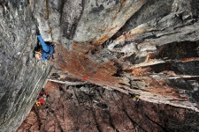 [Man&Wall] 40m짜리 95° 거벽에서 황금빛 황혼을 맞다 < 등반 < 클라이밍 < 기사본문 - 월간산 [Man&Wall] 40m짜리 95° 거벽에서 황금빛... 