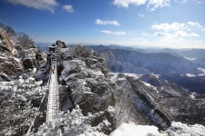 [눈꽃산행 르포] 바위산의 무뚝뚝한 직선, 흰 눈이 살포시 껴안다 < Season Special < 테마산행 < 기사본문 - 월간산 [눈꽃산행 르포] 바위산의... 
