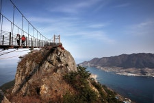 4월의 섬 사량도… 지친 그대에게 권하고픈 약이 되는 산 < 테마산행 < 기사본문 - 월간산 4월의 섬 사량도… 지친 그대에게 권하고픈 약이 되는 산