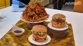 [영상] 후덕죽 셰프 터치에···맘스터치, 버거와 중식 만났다 < 현장&이슈 < 영상기사 < 기사본문 - 시사저널e [영상] 후덕죽 셰프 터치에... 