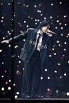 발렌티노, BTS 슈가 월드투어 서울무대 빛낸 커스텀룩 공개 < 패션 < 뷰티패션 < 기사본문 - 싱글리스트 발렌티노, BTS 슈가 월드투어 서울무대... 