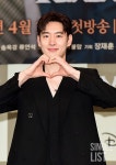 [포토] 이제훈 전설의 박반장은 하트장인 < 포토 < 갤러리 < 기사본문 - 싱글리스트 [포토] 이제훈 전설의 박반장은 하트장인