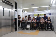 장애인 광화문역 이용... 더 안전하고 쉬워진다 < 사회 < 뉴스 < 기사본문 - 소셜포커스(socialfocus) 장애인 광화문역 이용... 더... 