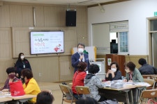 한 땀 한 땀 만든 카네이션 브로치 어르신에게 꽂아드릴거에요 < 사회복지 < 뉴스 < 기사본문 - 소셜포커스(socialfocus) 한 땀 한 땀 만든... 