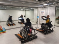 휠체어 전용 런닝머신 위에서 다양한 운동 즐겨요! < 기관 | 기업소식 < 뉴스 < 기사본문 - 소셜포커스(socialfocus) 휠체어 전용 런닝머신... 