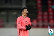 국내축구 < 축구 < 기사본문 - 스포탈코리아 [전훈 인터뷰②] 김영광의 21년 프로생활 원동력 8가지 “아빠 3골 먹었네, 다음엔 2골만 먹어”
