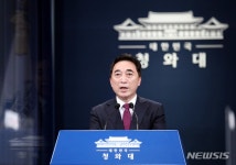“한국 경제가 폭망?” 청와대, 안철수 발언 반박 < 정치일반 < 정치 < 기사본문 - 스포탈코리아 “한국 경제가 폭망?” 청와대, 안철수 발언 반박