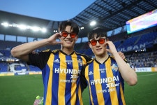 울산 설영우-엄원상이 낀 안경, 블루라이트 막고 경기력 올리고 < K1... 울산 설영우-엄원상이 낀 안경, 블루라이트 막고 경기력 올리고