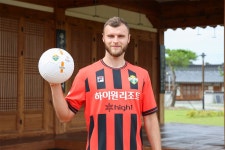 보스니아산 폭격기 하지치 영입 < K1,K2 < 국내축구 < 축구 < 기사본문 - 스포탈코리아 [오피셜] 강원FC, '에딘 제코 대표팀 동료' 품었다!...