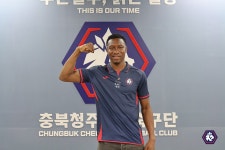 [오피셜] 충북청주FC, 가나 출신 191cm 장신 FW 사담 설리 영입으로... 충북청주FC, 가나 출신 191cm 장신 FW 사담 설리 영입으로 이적시장 마감!