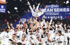 LG트윈스, 한화 꺾고 2년 만에 한국시리즈 우승[뉴시스Pic] < 야구... 스포탈코리아 LG트윈스, 한화 꺾고 2년 만에 한국시리즈 우승[뉴시스Pic]
