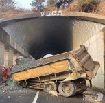 시흥 비류대로 학미터널서 덤프트럭 단독 사고…1명 숨진 채 발견 < 지역 < 사회 < 기사본문 - 스포탈코리아 시흥 비류대로 학미터널서 덤프트럭... 