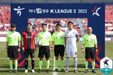 부천과 안양, 경기 전 기념 사진 촬영 늦어진 이유 < K리그2 < 기사본문 - 스포츠니어스 부천과 안양, 경기 전 기념 사진 촬영 늦어진 이유