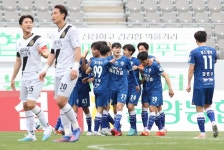 양 팀 박민서 모두 골 충남아산과 경남, 2-2 무승부 < 뉴스 < K리그2 < 기사본문 - 스포츠니어스 양 팀 박민서 모두 골 충남아산과 경남, 2-2... 