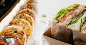 바다와 산의 맛이 어우러진 미식 천국! 속초, 여행의 즐거움이... 산의 맛이 어우러진 미식 천국! 속초, 여행의 즐거움이 더해지는 맛집 5곳