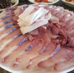 "현지인이 추천하는 찐 제주 방어 맛집!"... 제주 서귀포시 방어 맛집 TOP4 < 숙소&맛집 < 기사본문 - 여행톡톡 "현지인이 추천하는 찐 제주 방어... 