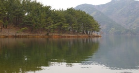 여유로운 하루를 보내는 피크닉 명소!” 안성 금광호수, 자연과 예술이... 피크닉 명소!” 안성 금광호수, 자연과 예술이 어우러진 둘레길과 액티비티