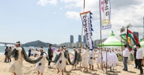 해양도시의 봄은 해변에서 즐긴다! 부산 광안리어방축제, 어촌문화와 드론쇼가 어우러진 체험 여행 < 축제 & 전시 < 기사본문 - 여행톡톡... 