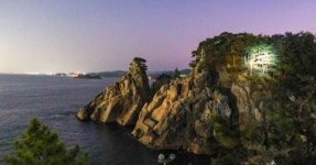 강원도의 대표 명소! 양양 하조대해수욕장, 소나무숲과 일출 전망이 빛나는 동해 여름 여행지 < 국내 여행 < 기사본문 - 여행톡톡 강원도의 대표... 
