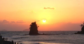 추천 여름 감성 충전소! 태안 꽃지해수욕장, 할미할아비바위와 일몰...  태안 꽃지해수욕장, 할미할아비바위와 일몰·백사장·갯벌