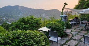 바라만봐도 힐링이 되는!산모퉁이 카페, 서울 전망과 레트로 감성으로... 산모퉁이 카페, 서울 전망과 레트로 감성으로 가득한 부암동 명소