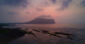 에메랄드빛 바다가 눈 앞에 펼쳐짐! 제주 성산포 해변, 다채로운 여름... 바다가 눈 앞에 펼쳐짐! 제주 성산포 해변, 다채로운 여름 매력