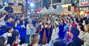 "신촌 거리가 세계인의 축제 무대로!" 신촌글로벌대학문화축제, 젊음과 세계가 만나는 무대 < 축제 & 전시 < 기사본문 - 여행톡톡 "신촌 거리가...
