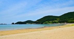 은빛 백사장과 푸른 송림!...가을 바다의 매력 품은 남해 < 국내 여행 < 기사본문 - 여행톡톡 은빛 백사장과 푸른 송림!...가을 바다의 매력 품은... 