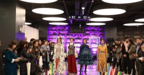 태양광 패널과 디자인 북라운지가 만드는 이색도심 전망…도심 속... 여행톡톡 태양광 패널과 디자인 북라운지가 만드는 이색도심 전망…도심... 